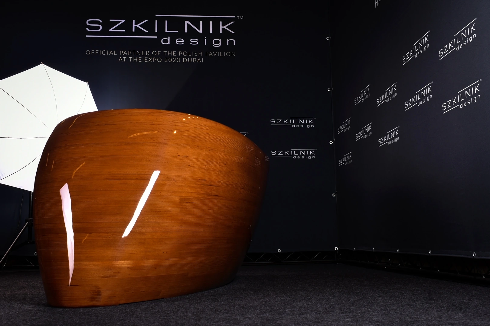 rear of wooden bathtub rear of wooden bathtub