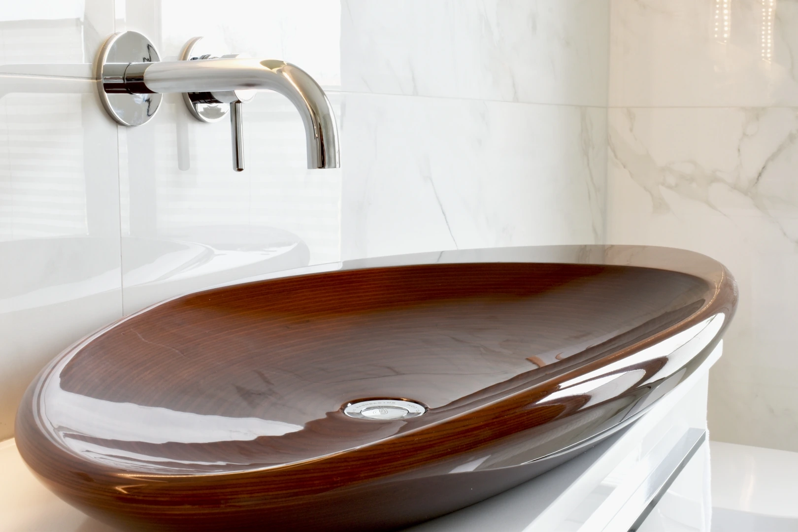 How to design a bathroom with a wooden freestanding bathtub and sinks ?